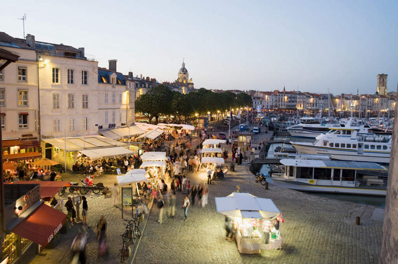 无人,家,菜场,码头,横图,全景,俯视,室外,白天,购物,度假,消费,美景,日落,天际线,城市风光,城市,港口,轮船,船,法国,欧洲,许多,阴影,朦胧,模糊,光线,影子,房屋,屋子,景观,晚霞,霞光,落日,公寓,灯光,集市,市场,娱乐,洋房,楼房,住宅,黄昏,交通工具,享受,休闲,景色,彩霞,放松,金融,载具,选购,贸易,法兰西共和国,法兰西第五共和国,夕照,滨海夏朗德省,拉罗谢尔,拉罗歇尔,菜市,夕阳,彩图,高角度拍摄,房子,摆渡口,埠头,菜市场,渡口,渡头,港湾,海港,货运码头,口岸,商港,斜阳