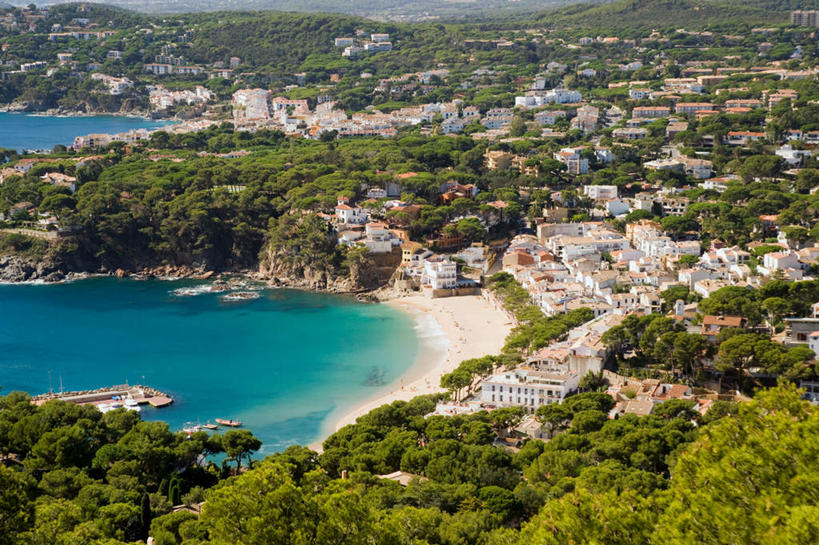 无人,家,横图,俯视,航拍,室外,白天,旅游,度假,海浪,海洋,美景,沙滩,树林,植物,西班牙,欧洲,沙子,房屋,屋子,海岸,景观,浪花,沙地,娱乐,楼房,住宅,树,树木,绿色,自然,海水,享受,休闲,景色,放松,生长,成长,鸟瞰,南欧,自然风光,海景,西班牙王国,赫罗纳,赫罗纳省,大海,风浪,海,海水的波动,海滩,近岸浪,涌浪,彩图,高角度拍摄,房子