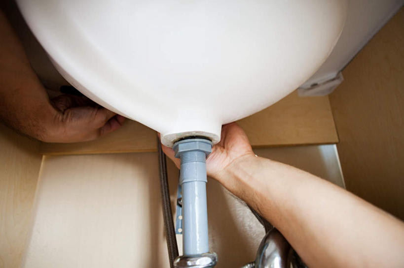 西方人,手,一个人,横图,室内,特写,白天,仰视,欧洲,欧洲人,仅一个男性,仅一个人,仅一个中年男性,水槽,水龙头,水斗,开关,打开,手部,修理,阀门,开启,水咀,补缀,修缮,男人,男性,中年男性,白种人,半身,彩图,低角度拍摄