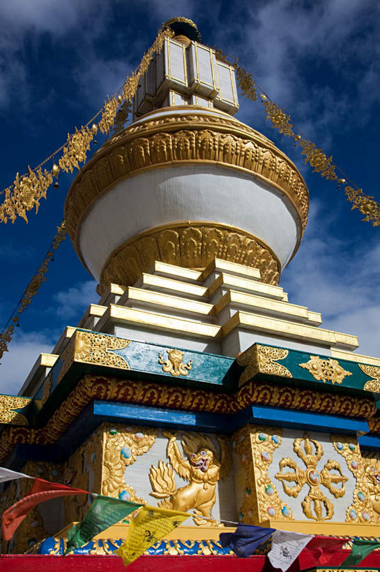 无人,寺庙,竖图,室外,白天,仰视,旅游,度假,名胜古迹,标志建筑,地标,建筑,旗帜,印度,亚洲,一排,吊挂,悬挂,遗迹,整齐,云,云朵,塔,挂,云彩,古迹,文物,娱乐,旗子,建设,古建筑,宝塔,排列,蓝色,白云,蓝天,天空,庙宇,天,享受,休闲,旅游胜地,放松,晴朗,队列,南亚,古文明,喜马偕尔邦,印度共和国,旌旗,旗号,浮图,浮屠,高山之州,喜马偕尔,晴空,彩图,低角度拍摄,庙,寺