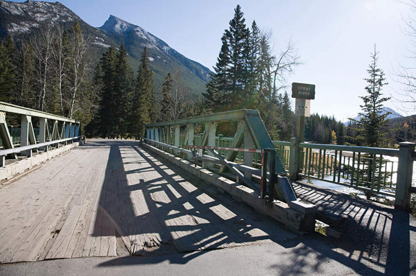 无人,横图,室外,白天,仰视,旅游,度假,美景,山,山脉,树林,植物,加拿大,阴影,光线,木板,影子,景观,山峰,桥,木桥,山峦,娱乐,栈桥,树,树木,蓝色,绿色,蓝天,天空,阳光,自然,群山,天,享受,休闲,景色,放松,生长,晴朗,成长,人行桥,木板桥,北美,北美洲,国家公园,自然风光,美洲,阿尔伯塔省,班夫国家公园,万里无云,阿尔伯塔,北亚美利加洲,亚美利加洲,艾伯塔,艾伯塔省,晴空,晴空万里,彩图,低角度拍摄