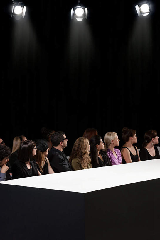 西方人,观众,坐,竖图,室内,白天,正面,时尚,照明,欧洲,欧洲人,一排,表演,阴影,服装,整齐,光线,墨镜,眼镜,影子,灯光,许多人,注视,休闲装,灯,排列,衣服,太阳镜,太阳眼镜,灯具,观察,看,一群人,休闲,休闲服,t台,遮阳镜,服饰,观看,聚光灯,照亮,察看,演出,照明设备,队列,关注,发布会,t型台,走秀,男人,男性,年轻男性,年轻女性,女人,女性,中年男性,中年女性,白种人,观赏人员,坐着,半身,彩图