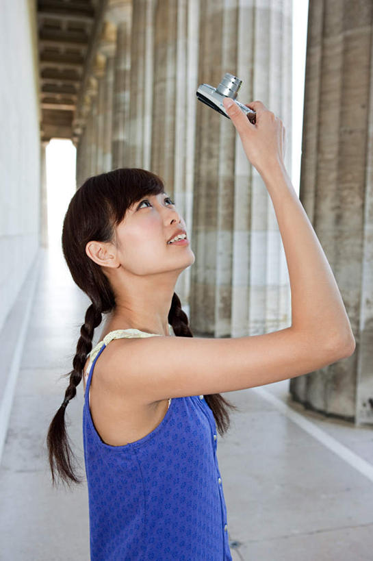 东方人,一个人,站,举,竖图,室外,白天,侧面,裙子,度假,美景,城市风光,城市,相机,德国,欧洲,亚洲,仅一个年轻女性,仅一个女性,仅一个人,一排,握,连衣裙,整齐,柱子,景观,拿,拿着,注视,黄种人,娱乐,排列,一个,拍照,蓝色,数码相机,观察,看,托,站着,享受,休闲,景色,放松,握着,摄影,单个,观看,察看,西欧,队列,关注,德意志联邦共和国,巴伐利亚,巴伐利亚州,拜恩州,拜恩自由州,雷根斯堡,雷根斯堡县,年轻女性,女人,女性,亚洲人,照相机,举起,举手,举着,向上举,向上伸,向上托,站立,半身,彩图,照相