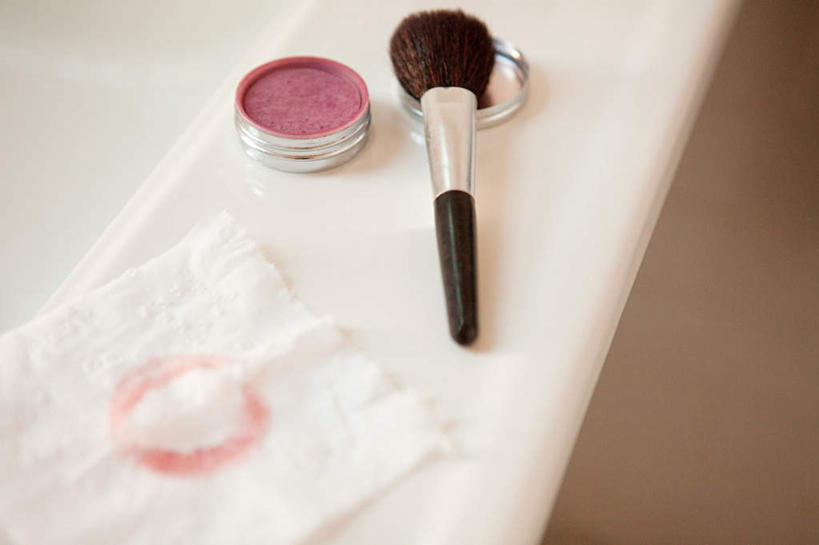 无人,横图,俯视,室内,特写,白天,桌面,桌子,静物,大理石,化妆品,化妆刷,刷子,纸巾,腮红,腮红刷,美容工具,化妆用品,胭脂,彩妆刷,化妆工具,大理石制品,胭脂刷,彩图,高角度拍摄