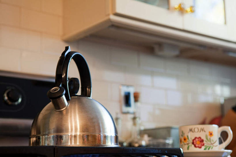 无人,横图,室内,白天,正面,厨房,柜子,杯子,厨具,瓷器,壶,墙,咖啡杯,陶瓷制品,墙壁,墙面,水壶,茶壶,容器,橱柜,灶具,烧水壶,瓷杯,燃气灶,燃气具,彩图,灶间