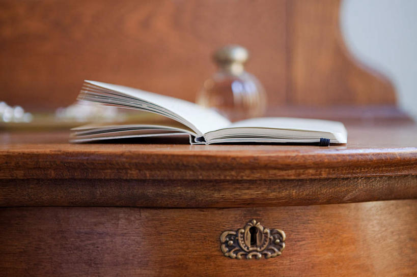 无人,横图,室内,特写,白天,正面,时尚,桌面,桌子,静物,一本,朦胧,模糊,芳香,香气,木制,记事本,本子,笔记本,木制品,打开,翻开,品味,香水,优雅,气味,日记,一瓶,高雅,芬芳,除臭,彩图,日志