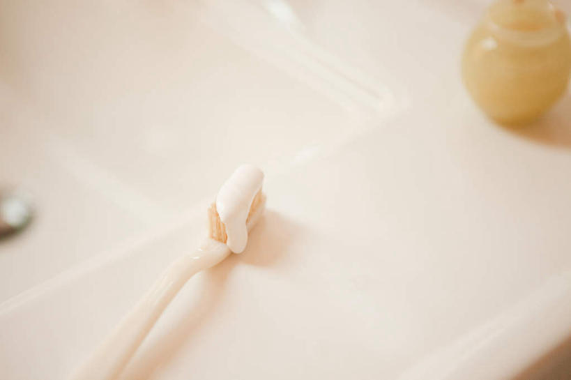 无人,横图,俯视,室内,特写,白天,化妆,美容,卫生间,浴室,静物,护肤,朦胧,模糊,水槽,牙膏,牙刷,水斗,化妆品,日用品,洗浴用品,清洁,保养,享受,休闲,放松,杀菌,保健,洗手液,洗漱用品,一支,卫生,一瓶,消毒,护肤品,化妆用品,护肤用品,舒缓,养颜,去污,紧肤,嫩肤,淋浴房,洗涤,彩图,高角度拍摄,冲凉房,沐浴间,沐浴室