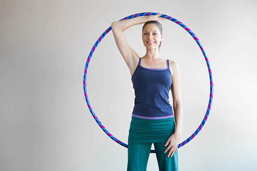 西方人,一个人,站,举,笑,微笑,露齿笑,横图,室内,白天,正面,锻炼,运动,欧洲,欧洲人,仅一个女性,仅一个人,握,服装,背心,墙,拿,拿着,注视,运动器械,墙壁,墙面,衣服,观察,看,托,站着,仅一个中年女性,教练,健身器械,握着,服饰,观看,察看,衣着,穿着,关注,呼啦圈,健身器材,健身圈,衣饰,锻练,露脐装,体育,女人,女性,中年女性,白种人,举起,举手,举着,向上举,向上伸,向上托,站立,半身,彩图,健身,运动器材