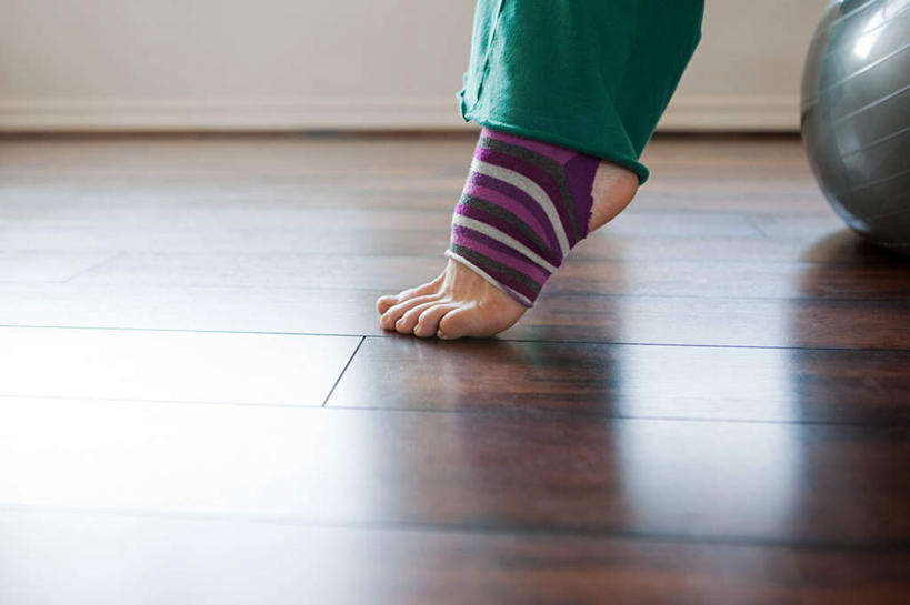 西方人,腿部,腿,一个人,横图,室内,特写,白天,侧面,地板,欧洲,欧洲人,仅一个女性,仅一个人,墙,地面,袜子,木地板,墙壁,墙面,仅一个中年女性,健身球,踮,长袜,瑜伽球,长筒袜,踮着,长统袜,女人,女性,中年女性,白种人,半身,彩图