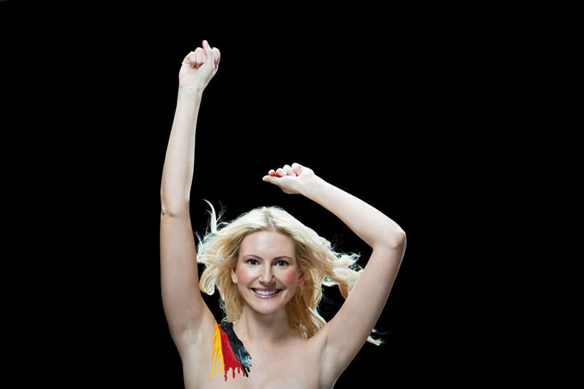 西方人,一个人,站,举,笑,微笑,露齿笑,横图,室内,白天,正面,旗帜,国旗,欧洲,欧洲人,仅一个年轻女性,仅一个女性,仅一个人,黑色背景,艺术,彩绘,注视,文化,裸露,黄色,红色,黑色,观察,看,托,站着,摄影,影棚,赤裸,观看,察看,挥动,挥舞,关注,裸,人体彩绘,德国国旗,美观,摆荡,纹身彩绘,年轻女性,女人,女性,白种人,旗,举起,举手,举着,向上举,向上伸,向上托,站立,半身,彩图,影棚拍摄,拍摄,三色旗