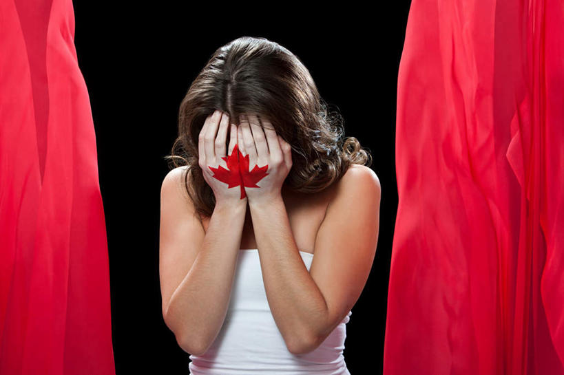 西方人,一个人,站,横图,室内,白天,正面,旗帜,国旗,叶子,欧洲,欧洲人,仅一个年轻女性,仅一个女性,仅一个人,黑色背景,服装,丝绸,丝带,枫叶,缎带,绸带,衣服,红色,抹胸,低头,站着,遮,遮掩,摄影,服饰,影棚,枫树叶,掩盖,遮挡,衣着,穿着,加拿大国旗,遮盖,掩饰,垂头,衣饰,年轻女性,女人,女性,白种人,叶,叶片,旗,站立,半身,彩图,影棚拍摄,拍摄,枫叶旗