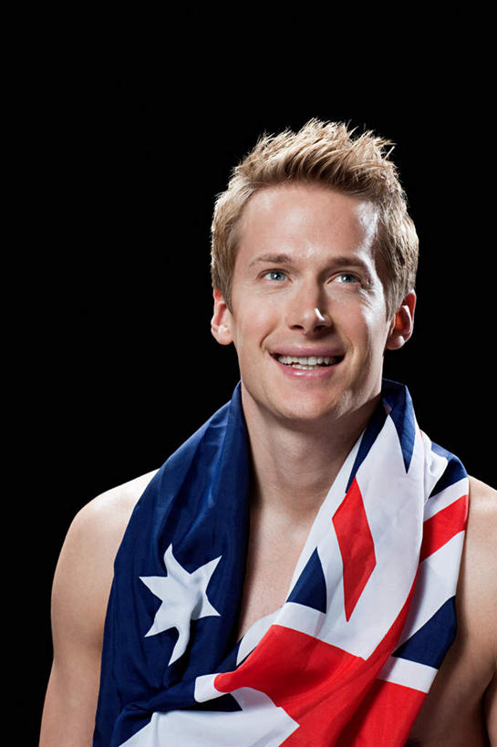 西方人,脸,头,脸颊,一个人,站,笑,微笑,露齿笑,竖图,室内,特写,白天,正面,旗帜,国旗,欧洲,欧洲人,仅一个男性,仅一个人,仅一个中年男性,黑色背景,注视,裸露,肩膀,观察,看,站着,摄影,影棚,赤裸,观看,察看,关注,裸,男人,男性,中年男性,白种人,头部,脸部,脸蛋,面部,旗,站立,半身,彩图,影棚拍摄,拍摄,澳大利亚国旗