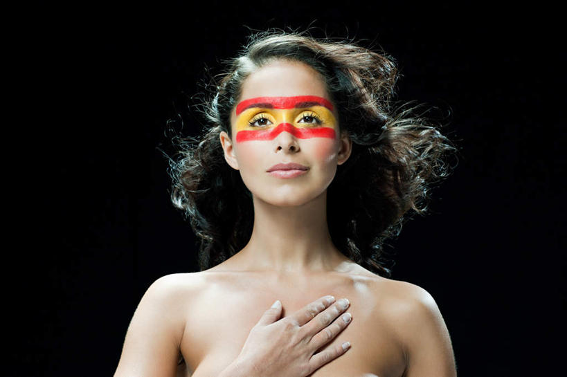 西方人,脸,头,脸颊,一个人,站,摸,横图,室内,特写,白天,正面,旗帜,国旗,欧洲,欧洲人,仅一个年轻女性,仅一个女性,仅一个人,抚摸,黑色背景,艺术,彩绘,注视,文化,裸露,肩膀,黄色,红色,观察,看,站着,摄影,影棚,观看,察看,关注,裸,人体彩绘,美观,纹身彩绘,西班牙国旗,年轻女性,女人,女性,白种人,头部,脸部,脸蛋,面部,旗,触摸,接触,站立,半身,彩图,影棚拍摄,拍摄