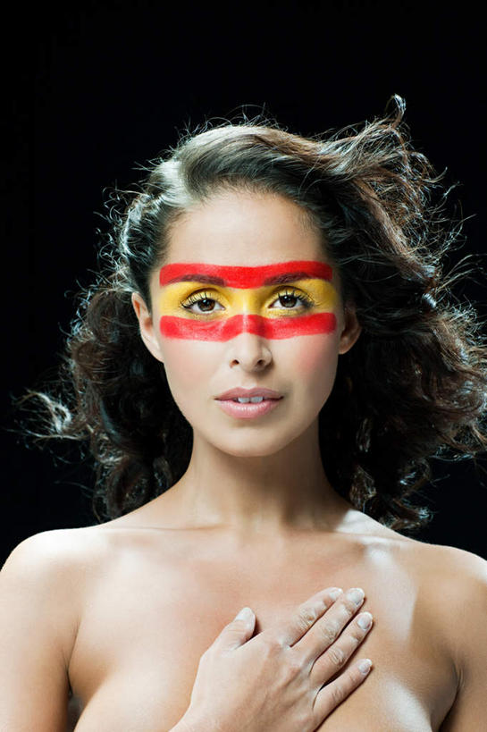 西方人,脸,头,脸颊,一个人,站,摸,竖图,室内,特写,白天,正面,旗帜,国旗,欧洲,欧洲人,仅一个年轻女性,仅一个女性,仅一个人,抚摸,黑色背景,艺术,彩绘,注视,文化,裸露,肩膀,黄色,红色,观察,看,站着,摄影,影棚,观看,察看,关注,裸,人体彩绘,美观,纹身彩绘,西班牙国旗,年轻女性,女人,女性,白种人,头部,脸部,脸蛋,面部,旗,触摸,接触,站立,半身,彩图,影棚拍摄,拍摄