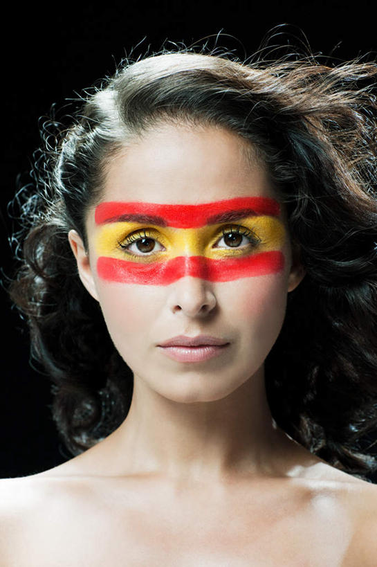 西方人,脸,头,脸颊,一个人,站,竖图,室内,特写,白天,正面,旗帜,国旗,欧洲,欧洲人,仅一个年轻女性,仅一个女性,仅一个人,黑色背景,艺术,彩绘,注视,文化,裸露,肩膀,黄色,红色,观察,看,站着,摄影,影棚,观看,察看,关注,裸,人体彩绘,美观,纹身彩绘,西班牙国旗,年轻女性,女人,女性,白种人,头部,脸部,脸蛋,面部,旗,站立,半身,彩图,影棚拍摄,拍摄