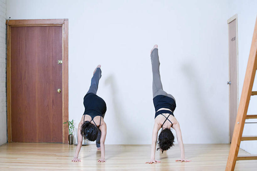 西方人,两个人,伙伴,朋友,栏杆,横图,室内,白天,锻炼,瑜伽,友谊,运动,地板,楼梯,门,欧洲,欧洲人,撑,倒立,伸展,服装,背心,扶手,阶梯,墙,地面,护栏,木地板,墙壁,墙面,台阶,背面,衣服,门框,舒展,养生,服饰,翘,撑着,颠倒,衣着,穿着,倒置,衣饰,体育,友情,年轻女性,女人,女性,白种人,彩图,全身,健身