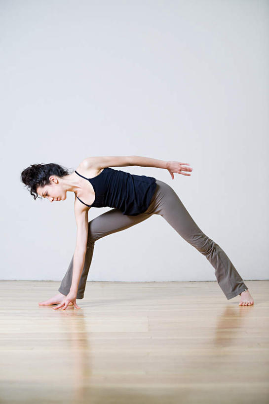 西方人,一个人,站,竖图,室内,白天,正面,锻炼,瑜伽,运动,地板,欧洲,欧洲人,仅一个年轻女性,仅一个女性,仅一个人,撑,弯腰,服装,背心,墙,地面,注视,光脚,木地板,墙壁,墙面,衣服,观察,看,站着,赤脚,养生,服饰,观看,察看,撑着,衣着,穿着,关注,弯身,衣饰,体育,年轻女性,女人,女性,白种人,站立,彩图,全身,健身,勇士式,勇士一式