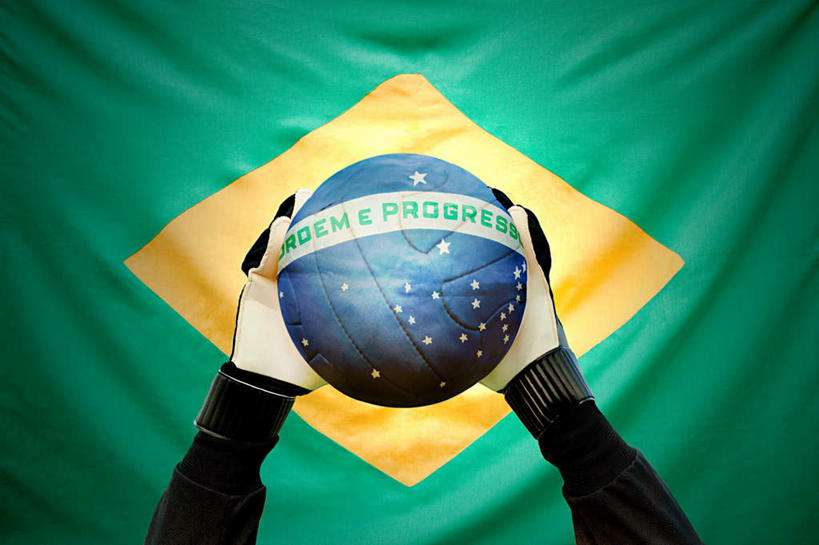 西方人,手,一个人,运动员,捧,横图,俯视,室内,特写,白天,安全,足球,旗帜,国旗,欧洲,欧洲人,双手,仅一个男性,仅一个人,英文,标志,文字,字符,字母,防护,足球装备,足球运动员,标识,运动器械,仅一个年轻男性,一个,黄色,蓝色,绿色,手套,手部,健身器械,单个,英文字母,保护,保险,健身器材,保全,周全,安稳,安定,蹴鞠,防护手套,平安,足球运动,男人,男性,年轻男性,白种人,旗,体育运动员,运动选手,端,端着,捧着,手捧,半身,彩图,高角度拍摄,巴西国旗,运动器材