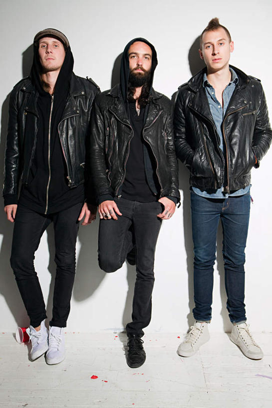 西方人,胡须,三个人,伙伴,朋友,站,竖图,室内,夜晚,正面,友谊,杯子,帽子,欧洲,欧洲人,阴影,服装,反射,影子,墙,注视,休闲装,运动帽,墙壁,墙面,衣服,纸制品,观察,看,站着,休闲,休闲服,鸭舌帽,服饰,观看,纸杯,翘,察看,双手插袋,关注,一次性杯子,皮夹克,手插袋,双手抄兜,双手放兜,友情,男人,男性,年轻男性,中年男性,白种人,胡子,络腮胡,插兜,两手抄兜,两手放兜,手插兜,手放口袋,站立,彩图,全身,手抄兜