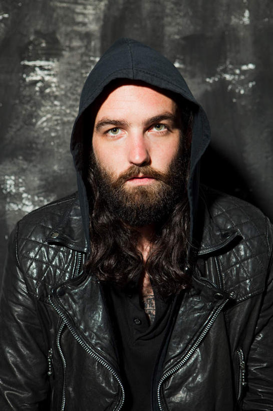 西方人,胡须,一个人,站,竖图,室内,夜晚,正面,欧洲,非洲,黑人,欧洲人,仅一个男性,仅一个人,服装,墙,注视,休闲装,墙壁,墙面,仅一个年轻男性,衣服,黑色,观察,看,站着,休闲,休闲服,连帽衫,服饰,观看,察看,关注,皮夹克,帽衫,男人,男性,年轻男性,白种人,非洲人,长发,胡子,络腮胡,站立,半身,彩图