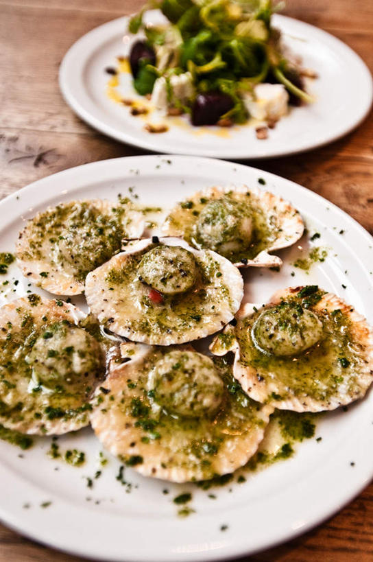 海鲜,无人,竖图,俯视,室内,特写,白天,烹饪,西餐,植物,餐桌,桌子,餐具,一堆,许多,堆叠,堆积,碟子,盘,调料,酱料,酱汁,香料,佐料,料理,食品,草药,调味品,很多,罗勒酱,扇贝,调味料,水产,酱,菜肴,美食,中药,海洋生物,食物,盘子,碟,香草,西式,佳肴,餐台,堆,罗勒,水生动物,海产品,紫苏,药材,中草药,水生物,海底动物,九层塔,圣约瑟夫草,甜罗勒,兰香,中药材,本草,两盘,彩图,高角度拍摄,海扇蛤