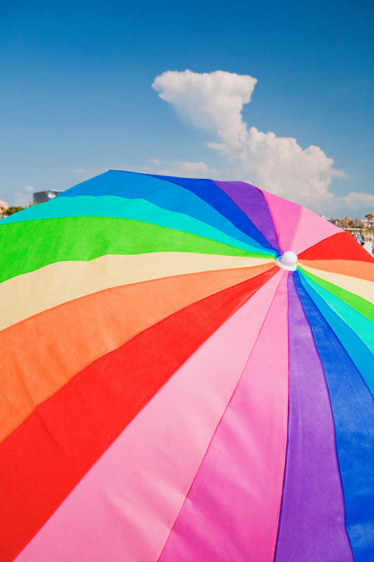 无人,竖图,彩色,室外,特写,白天,正面,美国,一把,阴影,光线,伞,影子,雨伞,遮阳伞,云,云朵,云彩,阳伞,蓝色,白云,蓝天,天空,阳光,天,晴朗,五颜六色,色彩斑斓,北美,太阳伞,北美洲,美洲,五彩缤纷,佛罗里达,佛罗里达州,佛州,阳光州,北亚美利加洲,亚美利加洲,五彩斑斓,五光十色,清水市,皮尼拉斯县,晴空,彩图