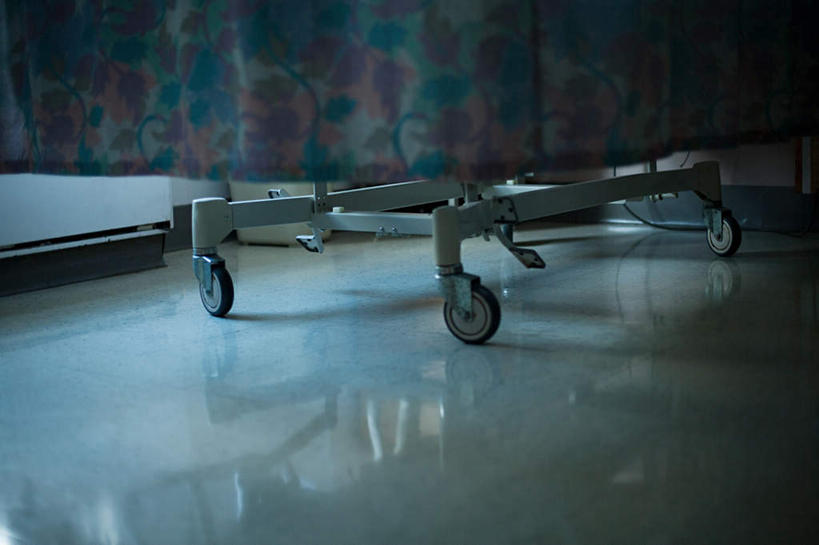 无人,医院,横图,室内,白天,正面,窗帘,床,阴影,装饰,反射,瓷砖,地砖,影子,床单,地面,被子,帘子,病床,遮阳,华丽,修饰,点缀,被单,医疗机构,衬托,美观,雅致,雅观,彩图,病院,诊所,护理床,医疗床