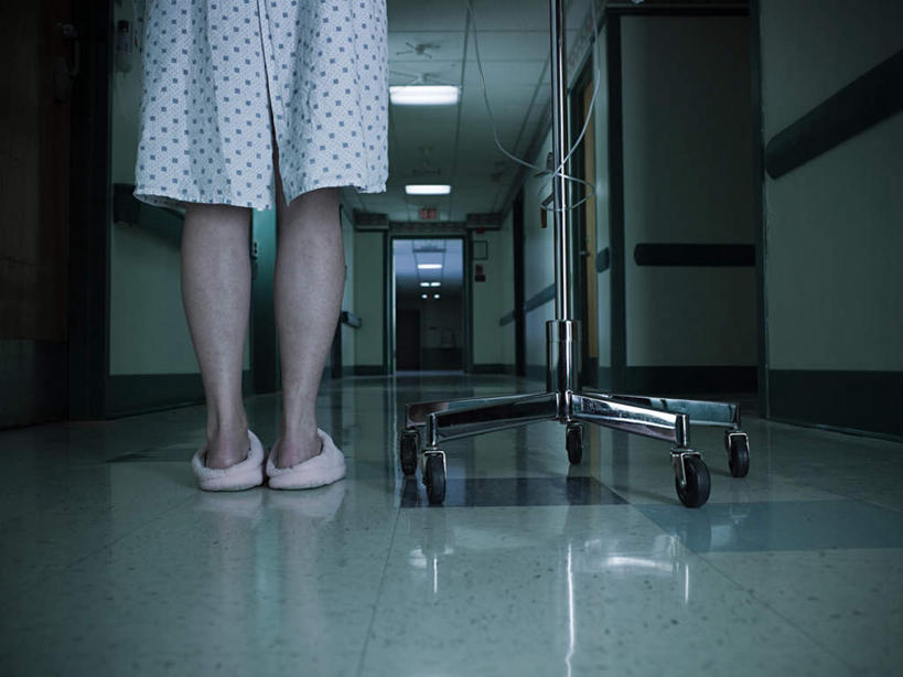 西方人,一个人,病人,医院,站,横图,室内,夜晚,仰视,照明,欧洲,欧洲人,仅一个女性,仅一个人,阴影,不锈钢,服装,光线,不锈钢制品,影子,走道,走廊,过道,灯光,顶灯,灯,衣服,灯具,站着,仅一个中年女性,服饰,照亮,医疗,医疗设备,衣着,照明设备,穿着,病患,医疗器械,医疗机构,输液架,病号服,衣饰,医疗用具,女人,女性,中年女性,白种人,患者,就医者,站立,半身,彩图,低角度拍摄,病院,诊所,病患服