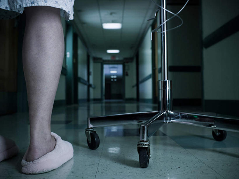 西方人,一个人,病人,医院,站,横图,室内,夜晚,仰视,照明,欧洲,欧洲人,仅一个女性,仅一个人,阴影,不锈钢,服装,光线,不锈钢制品,影子,走道,走廊,过道,灯光,顶灯,灯,衣服,灯具,站着,仅一个中年女性,服饰,照亮,医疗,医疗设备,衣着,照明设备,穿着,病患,医疗器械,医疗机构,输液架,病号服,衣饰,医疗用具,女人,女性,中年女性,白种人,患者,就医者,站立,半身,彩图,低角度拍摄,病院,诊所,病患服