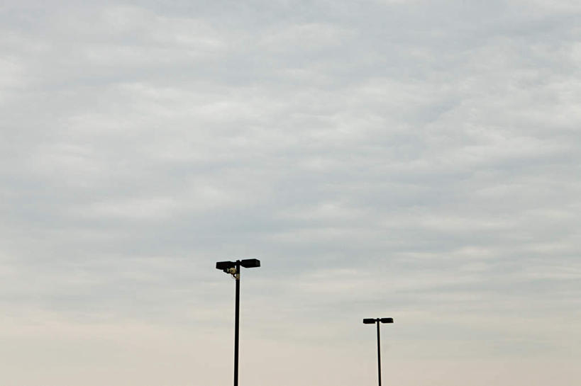 无人,停车场,横图,室外,白天,仰视,路灯,照明,美国,阴影,光线,影子,云,云朵,灯光,云彩,灯,蓝色,白云,蓝天,天空,阳光,天,晴朗,照亮,北美,北美洲,照明设备,美洲,新泽西,北亚美利加洲,亚美利加洲,新泽西州,新州,花园之州,花园州,晴空,彩图,低角度拍摄,泊车场