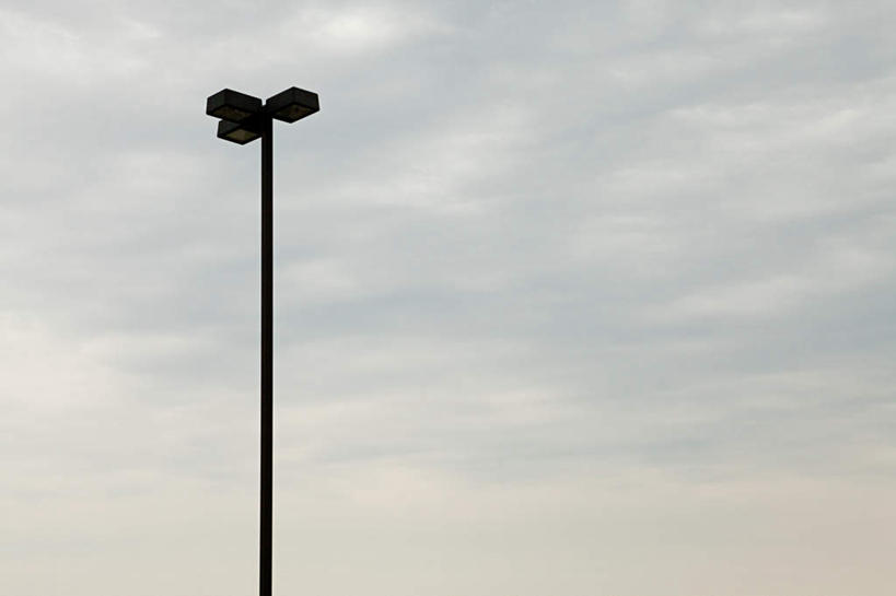 无人,停车场,横图,室外,白天,仰视,路灯,照明,美国,阴影,光线,影子,云,云朵,灯光,云彩,灯,蓝色,白云,蓝天,天空,阳光,天,晴朗,照亮,北美,北美洲,照明设备,美洲,新泽西,北亚美利加洲,亚美利加洲,新泽西州,新州,花园之州,花园州,晴空,彩图,低角度拍摄,泊车场