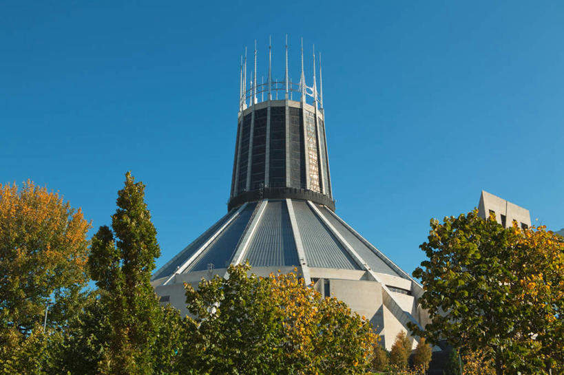 无人,教堂,横图,室外,白天,仰视,旅游,度假,植物,标志建筑,地标,建筑,英国,欧洲,阴影,节日,光线,影子,文化,娱乐,建设,英格兰,树,树木,蓝色,绿色,蓝天,天空,阳光,自然,天,祈祷,享受,休闲,健康,旅游胜地,放松,许愿,宗教,信仰,生长,晴朗,成长,纪念,祈求,基督教,西欧,天主教,大不列颠,信念,大不列颠及北爱尔兰联合王国,万里无云,首府,大不列颠联合王国,日不落英帝国,英吉利,利物浦,利物浦市,墨西塞德郡,默西塞德,平安,晴空,晴空万里,彩图,低角度拍摄,大教堂,礼拜堂,利物浦大都会大教堂