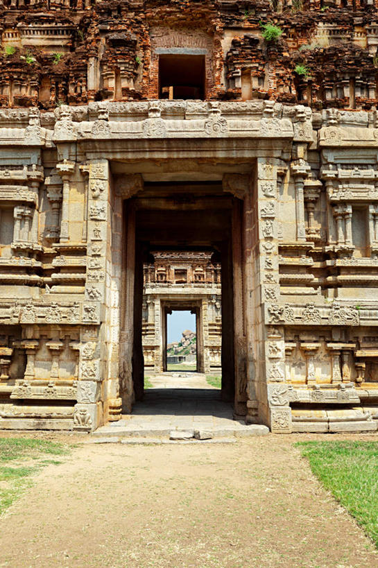 无人,寺庙,竖图,室外,白天,正面,旅游,度假,草地,石头,名胜古迹,植物,标志建筑,地标,建筑,印度,亚洲,阴影,节日,遗迹,光线,石子,影子,燃烧,古迹,文化,文物,娱乐,建设,古建筑,废墟,草,绿色,阳光,香火,庙宇,祈祷,享受,休闲,健康,旅游胜地,放松,许愿,宗教,信仰,纪念,祈求,南亚,古文明,卡纳塔克邦,印度共和国,卡纳塔克,贝拉里,亨比,亨比古迹群,平安,石块,岩石,彩图,庙,寺