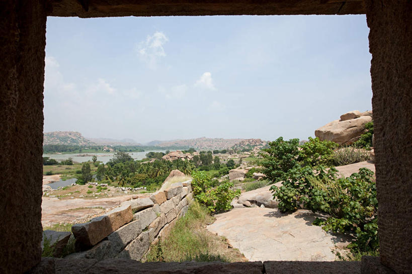 无人,家,横图,室外,白天,正面,旅游,度假,石头,名胜古迹,植物,标志建筑,道路,地标,建筑,路,印度,亚洲,阴影,遗迹,光线,石子,影子,房屋,屋子,云,云朵,小路,交通,云彩,古迹,文物,娱乐,建设,古建筑,楼房,废墟,住宅,树,树木,蓝色,绿色,白云,蓝天,天空,阳光,自然,天,享受,休闲,旅游胜地,放松,乡间小路,生长,晴朗,成长,南亚,古文明,卡纳塔克邦,印度共和国,卡纳塔克,贝拉里,亨比,亨比古迹群,石块,岩石,晴空,彩图,房子