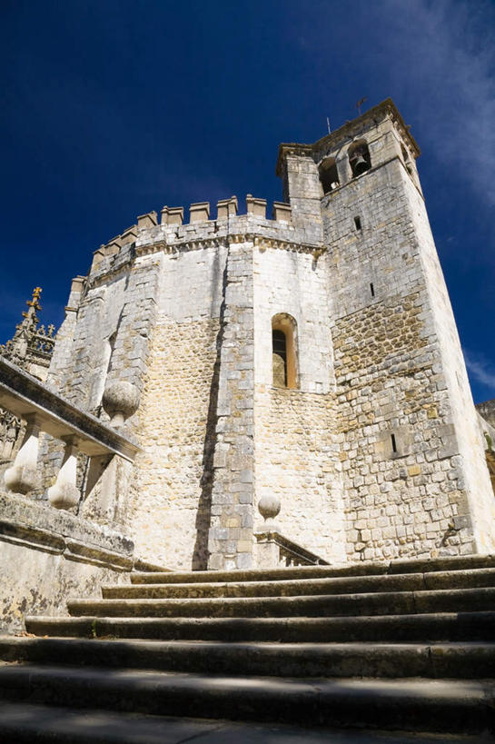 无人,栏杆,竖图,室外,白天,仰视,旅游,度假,名胜古迹,楼梯,标志建筑,地标,建筑,葡萄牙,欧洲,阴影,节日,遗迹,光线,扶手,影子,阶梯,墙,云,云朵,云彩,古迹,文化,文物,娱乐,建设,古建筑,护栏,墙壁,墙面,台阶,蓝色,白云,蓝天,天空,阳光,天,祈祷,享受,休闲,健康,旅游胜地,放松,许愿,宗教,信仰,晴朗,纪念,祈求,基督教,南欧,天主教,修道院,信念,古文明,圣塔伦,葡萄牙共和国,神学院,修院,隐修院,平安,晴空,彩图,低角度拍摄,托马尔,托马尔的基督会院