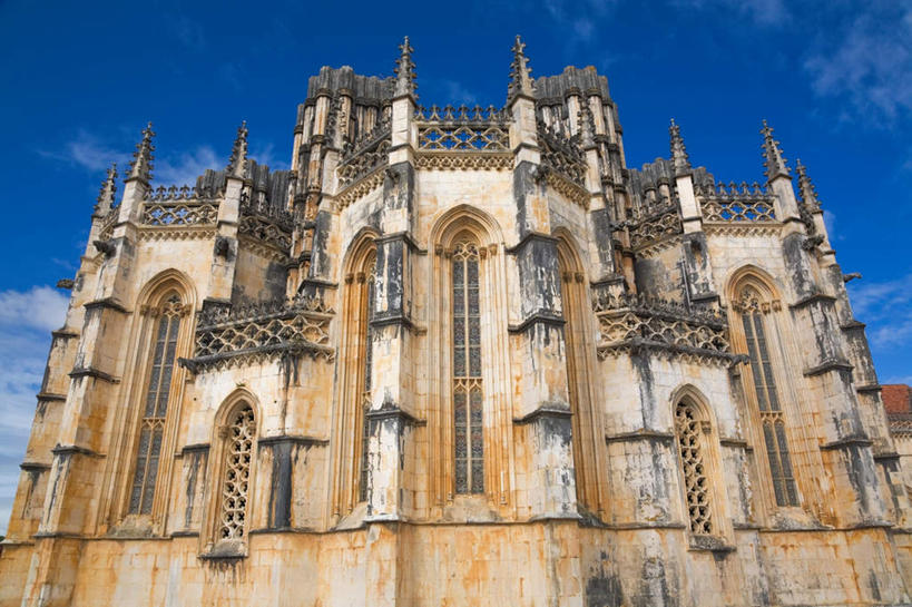 无人,横图,室外,白天,仰视,旅游,度假,名胜古迹,窗户,标志建筑,地标,建筑,葡萄牙,欧洲,阴影,节日,遗迹,光线,影子,墙,云,云朵,云彩,古迹,文化,文物,娱乐,建设,古建筑,玻璃窗,墙壁,墙面,蓝色,白云,蓝天,天空,阳光,天,祈祷,享受,休闲,健康,旅游胜地,放松,许愿,宗教,信仰,晴朗,纪念,祈求,基督教,南欧,天主教,修道院,信念,古文明,葡萄牙共和国,神学院,修院,隐修院,巴塔利亚修道院,平安,晴空,彩图,低角度拍摄