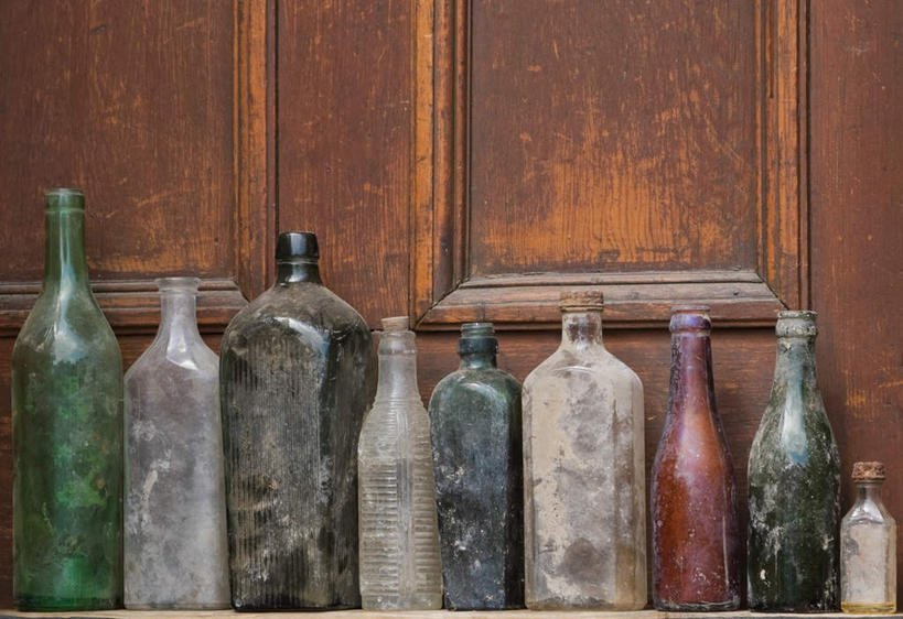 无人,横图,室外,特写,白天,正面,门,静物,一排,许多,整齐,木制,罐子,很多,尘埃,玻璃制品,排列,玻璃瓶,木制品,瓶子,门框,肮脏,灰尘,尘土,队列,邋遢,龌龊,污秽,彩图