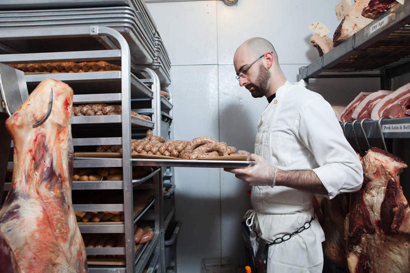 西方人,一个人,厨师,站,捧,横图,室内,白天,侧面,工作服,制服,厨房,照明,欧洲,欧洲人,仅一个男性,仅一个人,一副,许多,阴影,新鲜,光线,壁灯,围裙,眼镜,影子,灯光,肉,生食,香肠,牛肉,腊肠,置物架,注视,肉类,架子,灯,仅一个年轻男性,红色,白色,手套,灯具,低头,观察,看,站着,观看,照亮,察看,照明设备,关注,陈列架,近视眼镜,肉食,屠夫,工作制服,搁架,男人,男性,年轻男性,白种人,厨师长,厨子,大厨,主厨,端,端着,捧着,手捧,站立,半身,彩图,工作套服,灶间,一次性手套