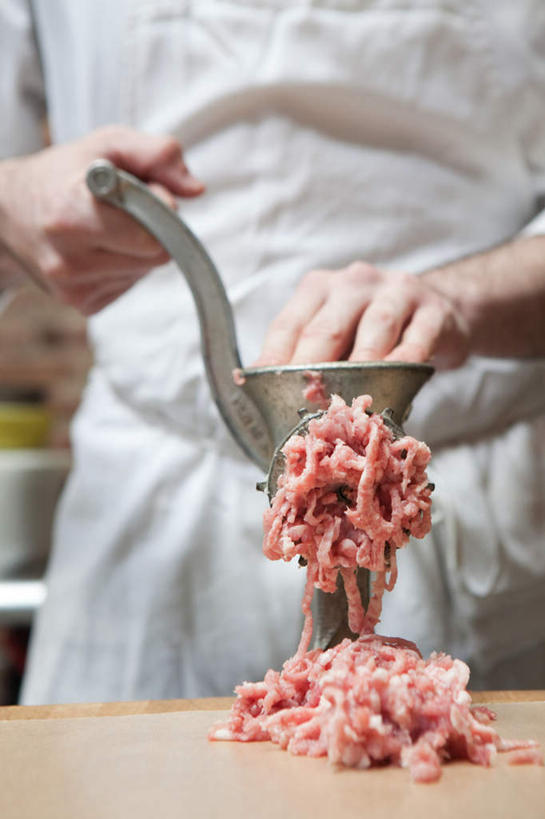 西方人,手,一个人,厨师,站,竖图,室内,特写,白天,正面,工作服,制服,机器,厨房,桌面,桌子,金属制品,欧洲,欧洲人,双手,仅一个男性,仅一个人,握,金属,木制,围裙,肉,案板,肉糜,猪肉,肉类,砧板,仅一个年轻男性,白色,木制品,站着,手部,机械,握着,肉食,豚肉,绞肉机,屠夫,工作制服,男人,男性,年轻男性,白种人,厨师长,厨子,大厨,主厨,站立,半身,彩图,工作套服,灶间,厨房料理台,料理台