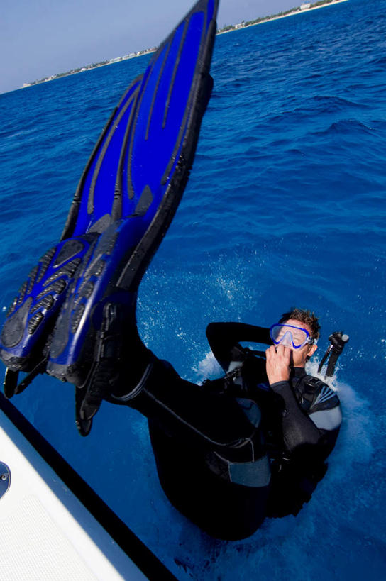 游泳,西方人,一个人,捏,竖图,俯视,室外,白天,锻炼,运动,海浪,海洋,美景,水,轮船,船,英国,欧洲,欧洲人,仅一个男性,仅一个人,抱头,阴影,飞溅,服装,溅,光线,潜水镜,液体,影子,泳镜,景观,浪花,水滴,捏着,水珠,仅一个年轻男性,衣服,蓝色,蓝天,天空,阳光,自然,海水,交通工具,天,蛙鞋,景色,潜水服,潜水,服饰,晴朗,脚蹼,呼吸管,双手抱头,开曼群岛,衣着,西欧,穿着,喷洒,自然风光,载具,下降,降落,潜水装备,大不列颠,海景,大不列颠及北爱尔兰联合王国,万里无云,面镜,浮潜,潜水运动,捧首,捧头,大不列颠联合王国,日不落英帝国,衣饰,大开曼岛,凯门群岛,开曼岛,体育,男人,男性,年轻男性,白种人,大海,风浪,海,海水的波动,近岸浪,涌浪,晴空,晴空万里,彩图,高角度拍摄,全身,健身,湿式潜水服