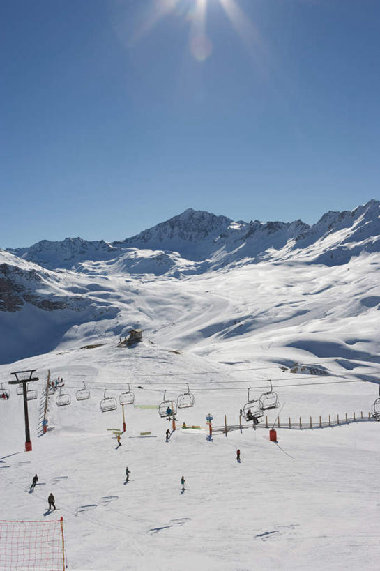 西方人,站,走,竖图,室外,白天,正面,旅游,度假,美景,山,太阳,雪,雪山,大雪,法国,欧洲,欧洲人,阴影,服装,光线,滑雪,影子,冰,积雪,景观,山峰,雪景,冬季,冬天,山峦,许多人,注视,休闲装,娱乐,运动器械,缆车,衣服,蓝色,蓝天,天空,阳光,自然,交通工具,天,观察,看,站着,一群人,享受,休闲,休闲服,健身器械,景色,放松,寒冷,服饰,晴朗,观看,滑雪板,察看,冰冷,关注,自然风光,健身器材,滑雪装备,索道,万里无云,法兰西共和国,法兰西第五共和国,严寒,冰凉,酷寒,凛冽,凛凛,极冷,缆索铁路,伊泽尔省,男人,男性,年轻男性,年轻女性,女人,女性,中年男性,中年女性,白种人,晴空,晴空万里,步行,散步,站立,走路,半身,彩图,罗讷.阿尔卑斯,罗讷.阿尔卑斯大区,运动器材