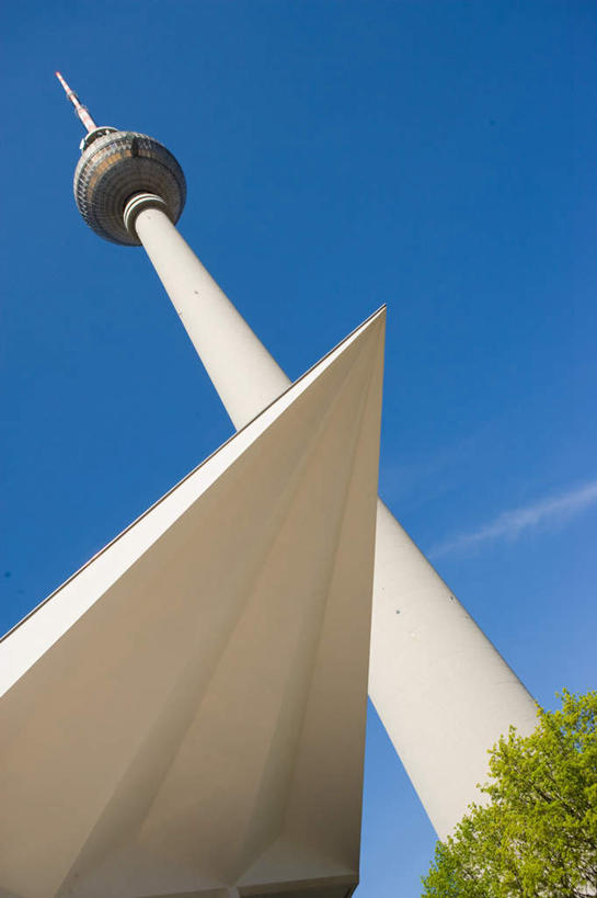 无人,竖图,室外,白天,仰视,旅游,度假,植物,标志建筑,地标,建筑,德国,欧洲,阴影,高大,光线,影子,云,云朵,塔,首都,宏伟,云彩,娱乐,建设,柏林,树,树木,蓝色,绿色,白云,蓝天,天空,阳光,自然,天,享受,休闲,旅游胜地,放松,生长,晴朗,成长,西欧,电视塔,德意志联邦共和国,柏林州,柏林电视塔,亚历山大广场,高峻,嵬峨,晴空,彩图,低角度拍摄,米特区