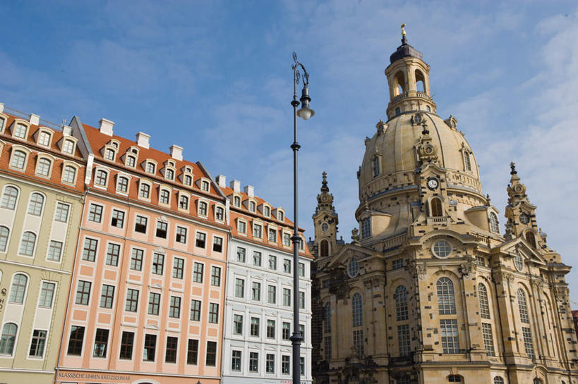 无人,教堂,横图,室外,白天,仰视,旅游,度假,窗户,标志建筑,地标,建筑,雕塑,德国,欧洲,一排,许多,阴影,节日,艺术,整齐,装饰,并列,并排,光线,雕刻,雕像,影子,云,云朵,云彩,文化,娱乐,建设,玻璃窗,排列,蓝色,白云,蓝天,天空,阳光,工艺品,天,祈祷,享受,休闲,健康,旅游胜地,放松,许愿,宗教,信仰,晴朗,纪念,祈求,美术,西欧,队列,主题,平行,陈列,信念,德意志联邦共和国,圣母大教堂,功能,美学,德累斯顿,萨克森州,萨克森自由州,德累斯顿圣母大教堂,德累斯顿圣母教堂,平安,晴空,彩图,低角度拍摄,大教堂,礼拜堂