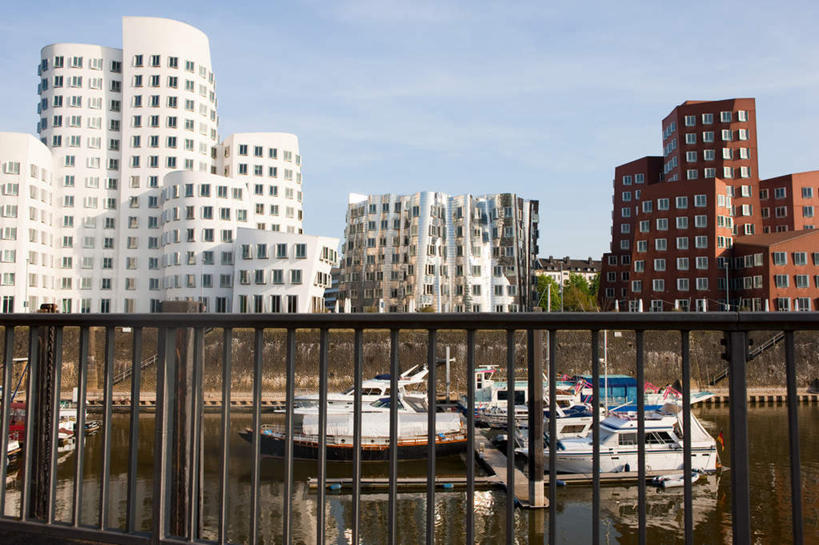 无人,家,栏杆,码头,横图,室外,白天,正面,度假,海浪,海洋,美景,城市风光,城市,港口,轮船,船,德国,欧洲,许多,停靠,阴影,光线,影子,房屋,屋子,景观,浪花,云,云朵,公寓,围栏,云彩,娱乐,洋房,护栏,楼房,住宅,蓝色,白云,蓝天,天空,阳光,海水,交通工具,天,享受,休闲,景色,放松,晴朗,西欧,停泊,载具,海景,游艇码头,德意志联邦共和国,首府,北威州,杜塞尔多夫,北莱茵.威斯特法伦州,大海,风浪,海,海水的波动,近岸浪,涌浪,晴空,彩图,房子,摆渡口,埠头,渡口,渡头,港湾,海港,口岸