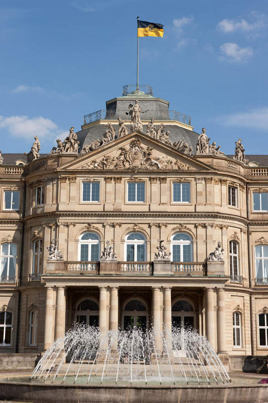 无人,宫殿,竖图,室外,白天,正面,旅游,度假,窗户,标志建筑,地标,建筑,喷泉,旗帜,国旗,德国,欧洲,许多,阴影,光线,影子,景观,云,云朵,云彩,文化,娱乐,建设,玻璃窗,蓝色,白云,蓝天,天空,阳光,天,品味,享受,休闲,旅游胜地,放松,晴朗,西欧,水景,斯图加特,德意志联邦共和国,宫殿广场,德国国旗,美观,州府,巴登.符腾堡,巴登.符腾堡州,巴符州,设计,旗,晴空,彩图,三色旗,新宫