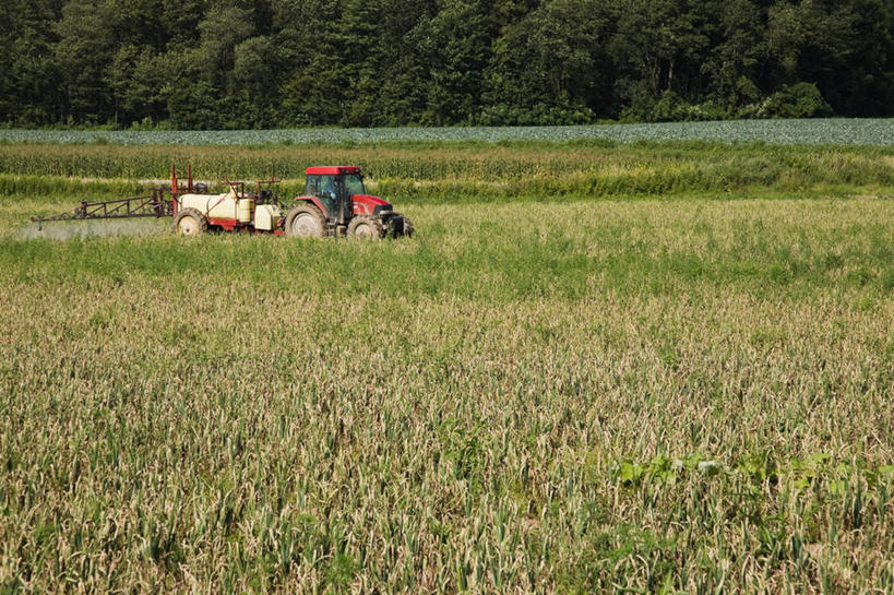 无人,农田,横图,室外,白天,正面,旅游,度假,农业,庄稼,农作物,机器,草地,草坪,美景,植物,汽车,一辆,阴影,光线,影子,景观,娱乐,车,草,树,树木,绿色,阳光,自然,交通工具,享受,休闲,机械,景色,放松,生长,成长,自然风光,载具,拖拉机,喷雾器,交通运输,农用机械,彩图,耕地,庄稼田
