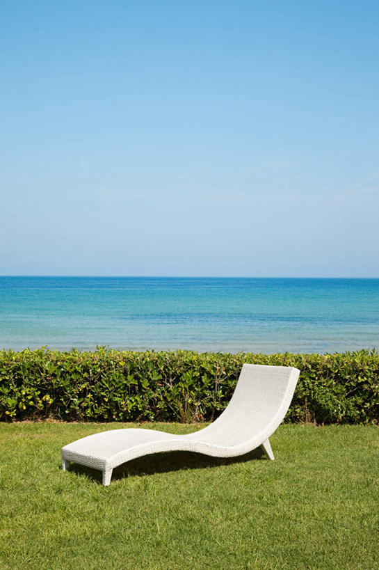 无人,竖图,室外,白天,正面,旅游,度假,草地,草坪,海浪,海洋,美景,植物,椅子,意大利,欧洲,环保,躺椅,景观,浪花,水平线,辽阔,防护,海平线,娱乐,草,树,树木,蓝色,绿色,蓝天,天空,自然,海水,天,享受,休闲,广阔,景色,放松,生长,晴朗,成长,一望无际,沙滩椅,托斯卡纳,美好,美妙,南欧,自然风光,间隔,海景,万里无云,意大利共和国,厄尔巴岛,美观,雅观,托斯卡纳大区,无边无际,一马平川,费拉约港,绿篱,生篱,树篱,植篱,大海,风浪,海,海水的波动,近岸浪,涌浪,晴空,晴空万里,彩图,水天相接,水天一线