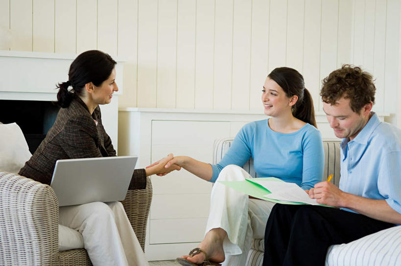 西方人,三个人,夫妻,客厅,坐,握手,笑,微笑,露齿笑,横图,室内,白天,正面,爱情,电脑,笔记本电脑,壁炉,沙发,欧洲,欧洲人,服装,网络,材料,档案,文件,纸,浪漫,二郎腿,扭头,注视,休闲装,通讯设备,衣服,手稿,资料,观察,看,取暖,转头,休闲,休闲服,恩爱,恋人,服饰,观看,证明,察看,无线,起居室,关注,文档,通信设备,无线网络,布艺沙发,无线上网,便携式电脑,客堂,手提电脑,男人,男性,年轻男性,年轻女性,女人,女性,中年女性,白种人,夫妇,情侣,搀手,拉手,手拉手,手握手,坐着,半身,彩图,取暖设备,顾问,伴侣