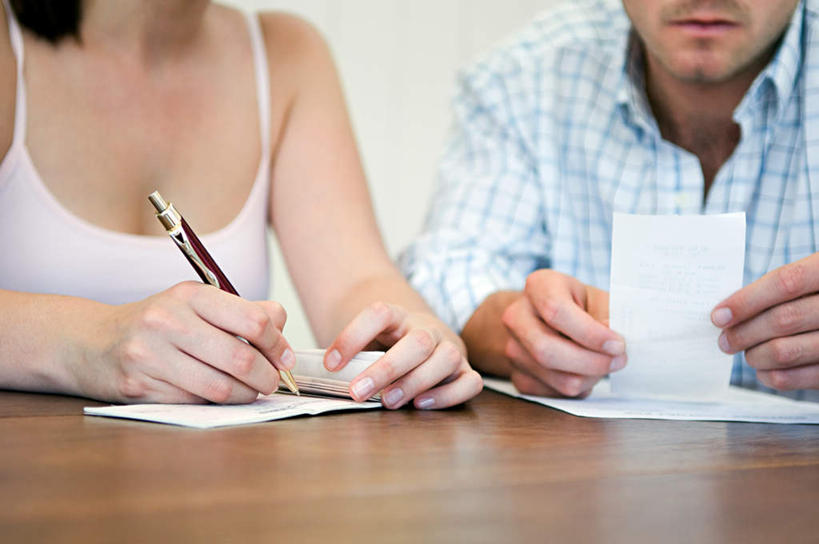 西方人,两个人,夫妻,坐,横图,室内,白天,正面,爱情,签字,桌面,桌子,吊带,欧洲,欧洲人,握,服装,朦胧,模糊,木制,笔,材料,档案,文件,纸,墙,办公用品,钢笔,浪漫,吊带衫,墙壁,墙面,文具,衣服,白色,木制品,手稿,学习用品,资料,恩爱,握着,恋人,服饰,签名,文具用品,证明,衣着,穿着,文档,具名,署名,衣饰,男人,男性,年轻女性,女人,女性,中年男性,白种人,夫妇,情侣,坐着,半身,彩图,伴侣