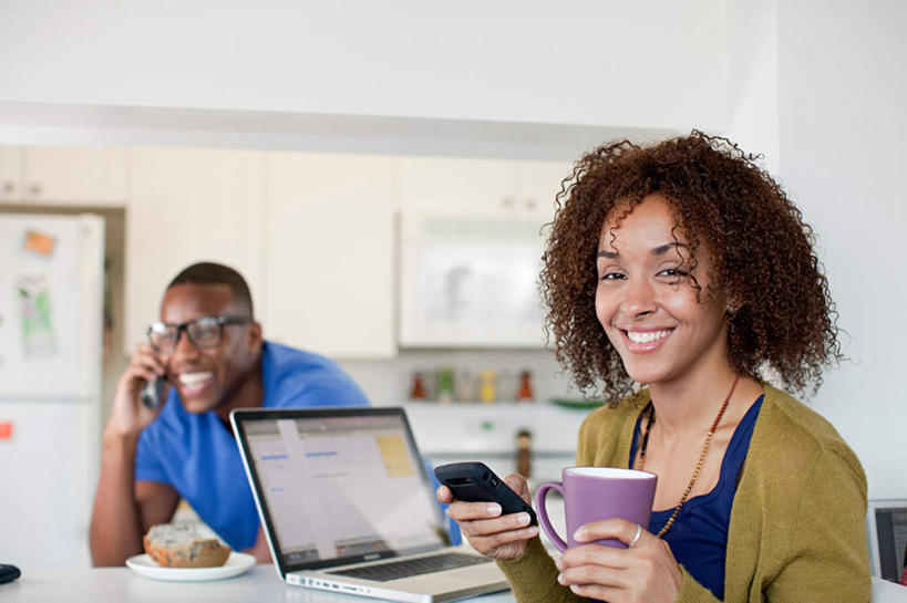 西方人,中年人,两个人,家庭,夫妻,坐,笑,打电话,微笑,露齿笑,横图,室内,白天,正面,爱情,电脑,笔记本电脑,厨房,柜子,桌面,桌子,杯子,电话,手机,项链,欧洲,非洲,黑人,欧洲人,敲打,握,服装,朦胧,模糊,装饰,网络,木制,瓷器,电器,眼镜,冰箱,咖啡杯,陶瓷制品,储物柜,浪漫,拿,听,拿着,注视,休闲装,输入,通讯设备,冷冻,冷柜,装饰品,衣服,木制品,饰品,首饰,冷藏柜,打字,观察,看,休闲,温暖,温馨,一家人,休闲服,恩爱,握着,恋人,服饰,冷藏,观看,储藏,点击,华丽,修饰,敲击,点缀,和睦,察看,无线,家电,家用电器,储存,关注,瓷杯,通信设备,无线网络,近视眼镜,无线上网,便携式电脑,衬托,美观,雅致,雅观,保鲜,储备,蕴藏,贮备,冰箱贴,交流,按键,手提电脑,男人,男性,女人,女性,中年男性,中年女性,非洲人,夫妇,情侣,沟通,通话,坐着,半身,彩图,灶间,伴侣,融洽,贮存,磁贴